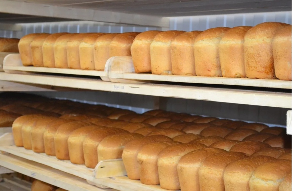 Батон хлеба подорожал на 3 рубля. Хлеб пекарня. Магазин хлебобулочных изделий. Хлеб на прилавке. Ассортимент хлебобулочных изделий в пекарне.